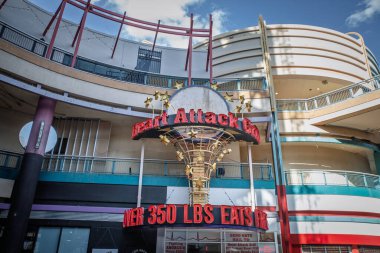 LAS VEGAS, 21 AĞUSTOS 2024: Las Vegas şehir merkezindeki Heart Attack Grill restoranında sağlıksız yemek ve aşırı porsiyonları vurgulayan kışkırtıcı temasıyla bilinen neon tabela.