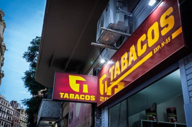 VALENCIA, İspanya - 13 Ekim 2024: Valencia 'daki bir İspanyol tütüncü (Tabacos) dükkanının imzası. Bu dükkanlara tütün ürünleri, sigara satma ve ek hizmetler sunma yetkisi verilmiştir..