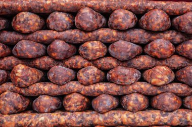 Yerel bir pazara istiflenmiş geleneksel Sırp sosisleri (kulen kobasica), Balkan mutfağı mirası ve gıda kültürünü gözler önüne seriyor. Kulen, Hırvatistan ve Sırbistan 'dan geleneksel kurutulmuş domuz sosisi..