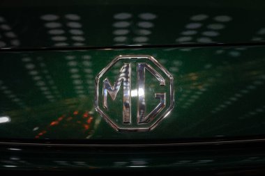 BELGRAD, SERBIA - 16 Mart 2025: MG logosu Belgrad 'daki bir arabada sergileniyor; MG bir İngiliz otomotiv ve otomobil üreticisi..
