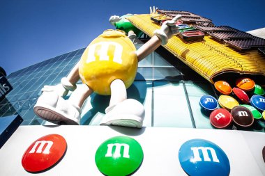 LAS VEGAS, 21 AĞUSTOS 2024: Las Vegas 'taki M & M' s şeker dükkanının vitrininde dev renkli karakterler yer alıyor. M & M 'ler, şeker kabuğu çikolatası üreten bir markadır..