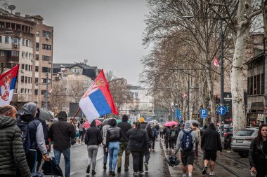 BELGRAD, SERBIA - 15 Mart 2025: Sırp hükümeti, Krvave su vam ruke, Pumpaj veya Dinstaj 'a karşı düzenlenen toplu protesto gösterileri kapsamında Trg Slavija Meydanı' nda büyük bir kalabalık.