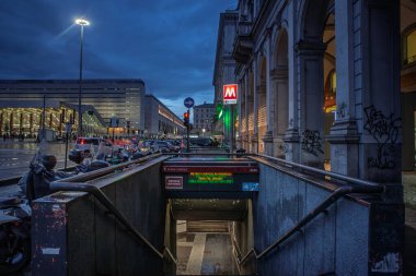 Roma, İtalya - 15 Ocak 2025: akşam üzeri Termini İstasyonu 'ndaki Roma metrosuna giriş. Atac tarafından işletilen Roma metrosu, İtalyan başkentinin ulaşım sistemlerinden biridir..