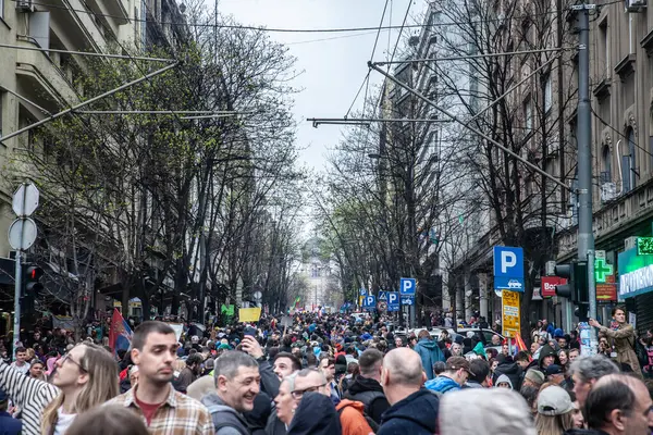BELGRAD, SERBIA - 15 Mart 2025: Sırp hükümetine karşı Krvave su vam ruke, Pumpaj veya Dinstaj hükümetine karşı toplu protesto gösterileri düzenlendi