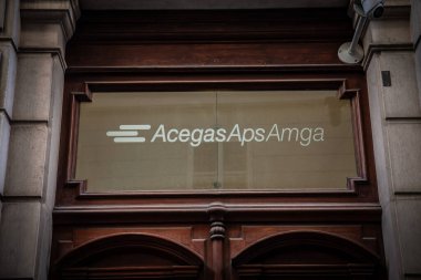 TRIESTE, İtalya - 17 Aralık 2024: AcegasApsAmga logosu İtalya 'nın Trieste kentindeki ofislerinde sergilendi. Acegas Aps Amga, enerji, su ve atık yönetimi hizmetlerinde yer alan yerel bir hizmet sağlayıcısıdır..