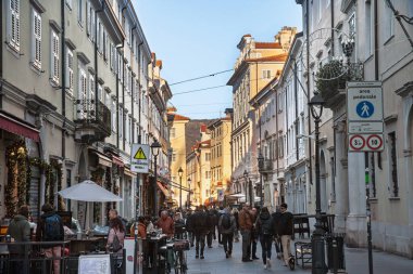 TRIESTE, ITALY - 17 Aralık 2024: Trieste, İtalya 'nın tarihi şehir merkezinde (Citta Vecchia) işlek yaya yolu, turistler ve yerel halkın kafeler ve dükkanların keyfini çıkardığı canlı kentsel atmosferi yakalıyor.
