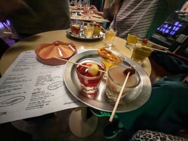BELGRAD, SERBIA - 6 Şubat 2025: Geceleri bir barda hizmet veren alkolikleri vurgulayan seçici bulanıklık, Belgrad 'ın canlı gece hayatını ve içki kültürünü yansıtıyor.