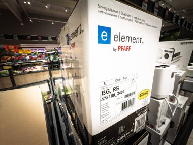 BELGRAD, SERBIA - 6 Şubat 2025: Belgrad 'da bir perakende mağazasında sergilenen Pfaff dikiş makinesi kutusu. Pfadd bir Alman dikiş ekipmanı markası ve tüketici perakende ürünüdür.