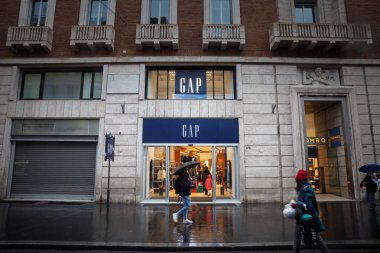 Roma, İtalya - 15 Ocak 2025: Roma, İtalya 'da bir GAP moda perakende mağazasının dışı. GAP Inc., erkek giyim ve kadın giyim üzerine uzmanlaşmış bir Amerikan moda perakende zinciri.