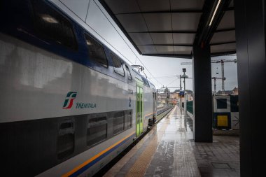 ROME, ITALY - 15 HAZİRAN 2025: Roma 'daki Roma San Pietro istasyonundaki bir banliyö treninde Trenitalia logosu kalkışa hazır. FS Trentialia ferrovie dello stato İtalyan demiryollarının ana taşıyıcısıdır.