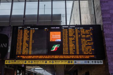 ROME, ITALY - 15 Ocak 2025: Roma 'daki Trenitalia tren saatlerini gösteren Roma Terminali' ne elektronik kalkış ve varış panoları. Roma Terminali Roma ana tren istasyonu.