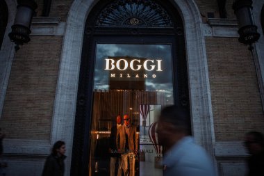 Roma, İtalya - 15 Ocak 2025: Roma 'da Boggi Milano butik mağazası, lüks bir erkek giyim ve şık moda perakendecisi. Boggi Milano, erkek giyim konusunda uzmanlaşmış İtalyan bir moda tasarımcısı.