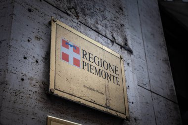 ROME, ITALY - 15 Ocak 2025: Roma 'da bulunan bölgesel bir idari ofisin dışındaki Bölge Piemonte' nin resmi plaketi. Piedmont, İtalya 'nın otonom bölgelerinden biridir..