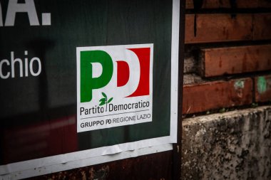 ROME, ITALY - 15 Ocak 2025: Seçimlerden önce Roma 'da Partito Democratico (PD) logosu olan seçim posteri. Partito Democratico İtalya 'nın sol kanat siyasi partisidir..