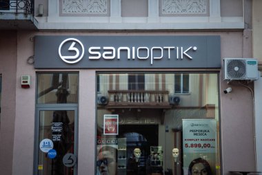 BELGRAD, SERBIA - 6 Şubat 2025: Sanioptik logosu, Sırbistan 'ın Belgrad kentindeki optik mağazalarında belirgin bir şekilde sergilendi. Sanioptik bir Sırp gözlükçü zinciri..