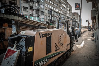 BELGRAD, SERBIA - 6 Şubat 2025: Bir Vermeer D2022 FX yatay sondaj makinesi sokak işleri sırasında Belgrad kaldırımında duruyor