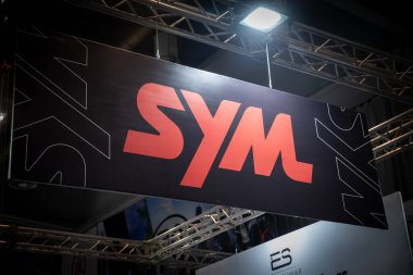 BELGRAD, SERBIA - 21 Mart 2025 Belgrat 'taki perakendecilerine SYM logosu. SYM, ya da Sanyang Motor, Tayvanlı bir scooter üreticisi..