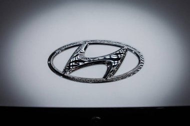 BELGRAD, SERBIA - 21 Mart 2025: Chrome Hyundai H logosu Belgrad 'da beyaz bir başlığa parlıyor. Hyundai motor şirketi bir otomobil üreticisi Koreli bir otomotiv şirketi..