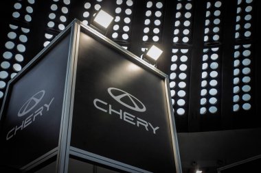 BELGRAD, SERBIA - 21 Mart 2025: Belgrad 'daki galerilerinde Chery logosu. Chery Otomobil Çinli bir otomobil ve otomotiv üreticisi..