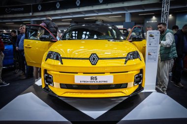 BELGRAD, SERBIA - 21 Mart 2025: Açık sarı Renault 5 ETech Electric prototipi Belgrad Renault bayiliğinde ön merkez olarak sergilendi. İkonik R5 'in yeniden başlatılışı, elektrik versiyonu.