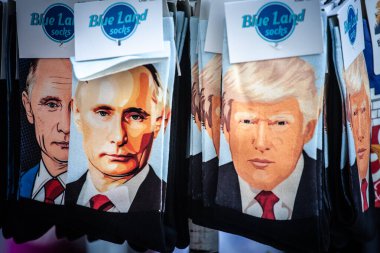 BELGRAD, SERBIA - 21 Mart 2025: Vladimir Putin ve Donald, iki cumhurbaşkanı ve demokrasi ve otokrasi arasındaki belirsiz ilişkinin bir sembolü olarak Belgrad 'da satılık çorap sandılar.