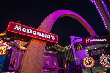 LAS VEGAS, 21 AĞUSTOS 2024: Bir Redneon McDonalds bıçak işareti ve dev bir kemer parıldayan mor geceleri Venedik otelinin arkasındaki klasik bir Strip mağazasına hükmediyor.