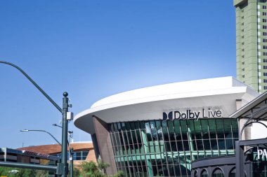 LAS VEGAS, 21 AĞUSTOS 2024: Park MGM, Las Vegas 'taki Dolby Live Las Vegas oval faade' in günışığı görüntüsü, modern cam cilt imzalı ses teknolojisi markalarını vurguluyor