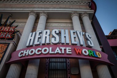 LAS VEGAS, 21 Ağustos 2024: Hersheys Çikolata Dünyası tabelası Las Vegas 'ta. Hershey 's bir Amerikan çikolata ve şekerleme üreticisi.