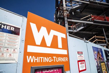 LAS VEGAS, 21 AĞUSTOS 2024: Turuncu WT işareti WhitingTurner inşaat bölgesini gösteriyor, yükselen çelik kirişler ve çok dilli güvenlik uyarılarıyla destekleniyor. Whiting Turner genel müteahhit.
