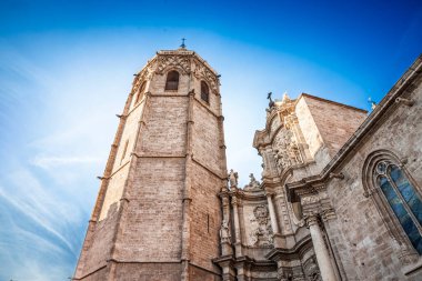 Valencia Katedralleri 'nin barok ana kapısı ve Miguelete çan kulesinin lowangle view in the deep blue Mediterranean sky in Spanish