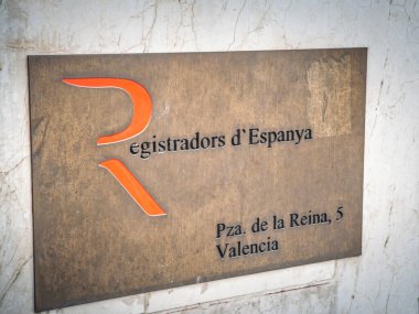 VALENCIA, İSPAIN - 13 Ekim 2024: Sicil Sicil Sicili (Registradores de espana) için pirinç plaket. Arazi idaresi, emlak işlemlerinden sorumludur.