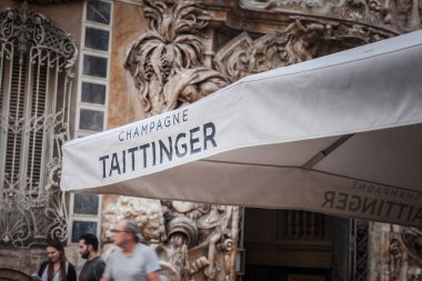 VALENCIA, İspanya - 13 Ekim 2024 Champagne Taittinger logosuna sahip markalı kafe şemsiyesi. Taittinger Fransız bir şampanya üreticisi..