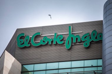 VALENCIA, İspanya - 13 Ekim 2024: El Corte Ingls logosu Valencia, İspanya 'daki mağazasının girişinde sergilendi. El corte ingles İspanyol mağaza zinciri ve perakende süpermarketler zinciri.