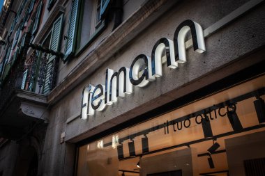TRIESTE, İtalya - 17 Aralık 2024: Fielmann logosu Trieste 'deki Alman gözlük perakendecisinin önünde. Fielmann, gözlükçü, gözlükçü ve gözlükçü bir Alman zinciri..