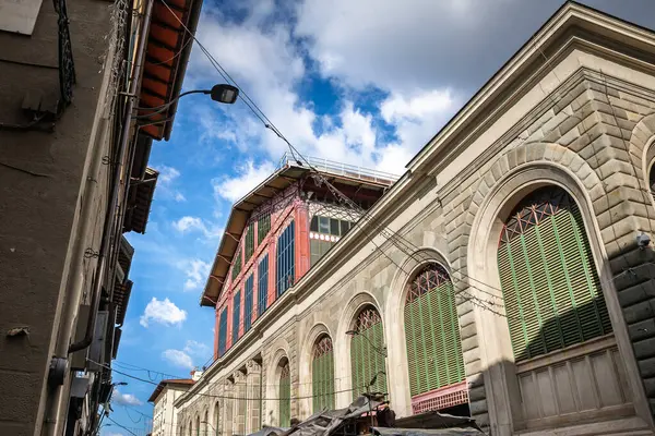 İtalya 'nın Floransa kentindeki tarihi merkezi gıda pazarı Mercato Centrale Firenze' nin dış görünüşü, yerel Toskana ürünleri ve gurme spesiyaliteleriyle tanınıyor..