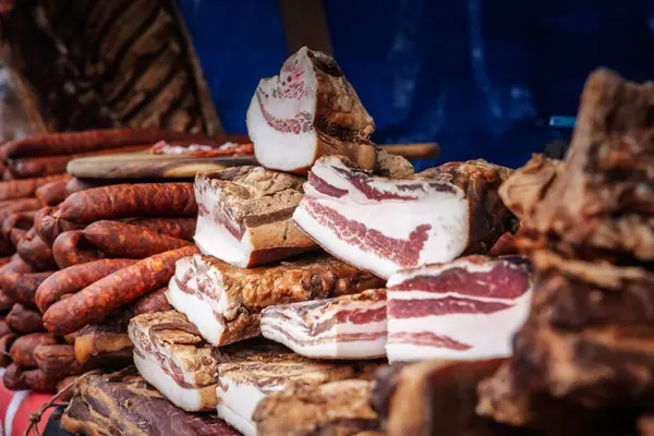 Sırbistan 'ın kırsal kesimindeki bir pazarda kurutulmuş domuz etinden yapılmış ve tütsülenmiş Sırp pastırması. Balkanlar 'dan geleneksel bir et ürünü..