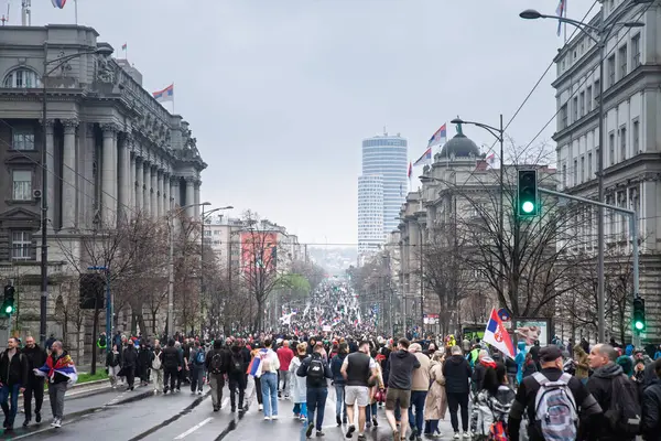 BELGRAD, SERBIA - 15 Mart 2025: Sırbistan hükümeti 'Krvave su vam ruke' Dinstaj veya Vuciç hükümetine karşı düzenlenen gösterilerin bir parçası olan Kneza Milosa 'yı büyük bir kalabalık doldurdu.