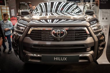 BELGRAD, SERBIA - 15 Mart 2025: Belgrad 'daki bir galeri otomobil fuarında Toyota Hilux kamyonetin ön görüntüsü. Hilux, Toyota tarafından üretilen ana kamyonet..