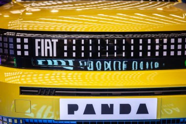 BELGRAD, SERBIA - 15 Mart 2025: Sarı Fiat Grande Panda konsepti Fiat logolu bir piksel ızgara içerir. Fiat Grande Panda, stellantis grubu tarafından üretilen elektrikli bir otomobil..