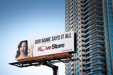 LAS VEGAS, 21 AĞUSTOS 2024: Las Vegas 'ta bir ilan panosunda Love mağazasının logosu. Aşk Mağazası, yetişkin eğlenceleri ve yetişkin oyuncakları üzerine kurulu bir seks dükkanları zinciri..