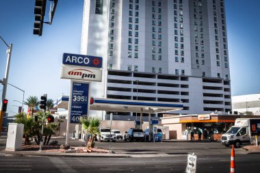 LAS VEGAS, 21 AĞUSTOS 2024: ARCO amfi yakıt istasyonu benzin fiyatlarını gösteren yüksek katlı bir otelin altında. Arco, maraton petrolünün bir parçası olan bir Amerikan benzin istasyonu markası..