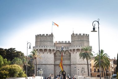 VALENCIA, İspanya - 13 Ekim 2024: Torres de Serranos, Valencia ortaçağ duvarının 14. yüzyıl ikiz kapısı, Pont de Serrans 'ın üzerinde Valencia afalgıyla. Valencia 'nın eski ortaçağ kapısı.