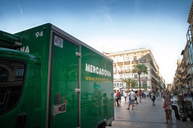 VALENCIA, İspanya - 13 Ekim 2024 Valencia 'daki Yeşil Mercadona soğutmalı kamyon parkları. Mercadona bir süpermarket zinciri, İspanyol bir perakendecidir..