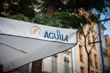 VALENCIA, İspanya - 13 Ekim 2024: Markalı teras şemsiyesi yeniden canlandırılmış El Aguila bira logosu; Heineken International 'ın bir parçası olan El Aguila, İspanyol bira markası..