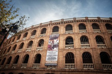 VALENCIA, SPAIN - 13 Ekim 2024: Valencias 'ın Lowangle view of Valencias tuğlalı Plaza de Toros boğa güreşi, neoklasik arenayı Valencia Taurine mirası sunar