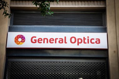 VALENCIA, İspanya - 13 Ekim 2024: Çok renkli çiçek tekeri logosu ve kırmızı harfli bir General Optica mağaza vitrini tabelası. General optica, İspanyol gözlükçüler ve gözlük mağazaları zinciri..