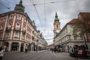 GRAZ, AUSTRIA - 17 Aralık 2024: Graz, Avusturya 'daki Herrengasse caddesi boyunca tarihi binalar ve şehir merkezinde tramvay rayları sergilenmektedir. Herrengasse, Graz ana yaya sokağıdır..