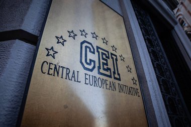 TRIESTE, ITALY - 17 Aralık 2024: Orta Avrupa Girişimi 'nin genel merkezini simgeleyen ve Orta Doğu Avrupa' da işbirliğini teşvik eden CEI kısaltması ile birlikte plaket.