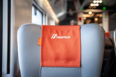 ROMA, İtalya - 15 Ocak 2025: yüksek hızlı yolcu treninde Trenitalia logosu ile kırmızı kumaş başlık örtüsü. FS Trentialia ya da ferrovie dello stato, İtalyan demiryollarının ana taşımacısıdır..