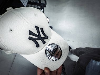 BELGRAD, SERBIA - 22 Mart 2025: New Era bej New York Yankees 940, Belgrad, Sırbistan 'da bir perakende spor mağazasında, nakışlı NY takımının logo metalik boyut etiketini gösteren düzeltilebilir başlık.